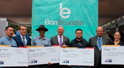 BanEcuador comenzó a entregar la línea de crédito a 1% de interés durante un evento en la Plaza Grande de Quito el 16 de agosto de 2022.