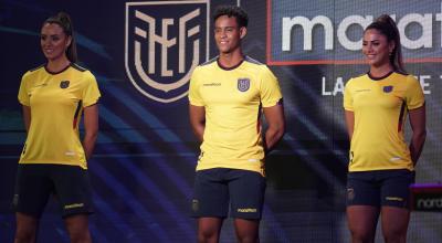 La Federación Ecuatoriana de Fútbol y Marathon Sports presentaron la camiseta que usará Ecuador en el Mundial de Catar 2022. 