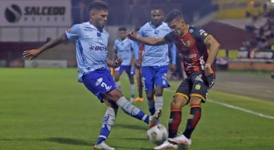 Jugadores del Deportivo Cuenca y Macará en el partido de la Fecha 8 de la LigaPro