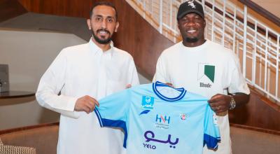 Felipe Caicedo muestra la camiseta de su nuevo club, el Abha FC, el 28 de agosto de 2022.