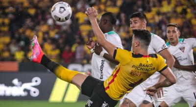 Carlos Rodríguez, de Barcelona, anota el gol ante Liga de Quito en el estadio Banco Pichincha el 28 de agosto de 2022.