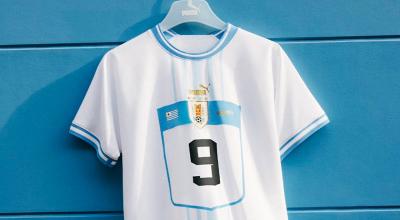 Camiseta alterna de la selección de Uruguay para el Mundial de Catar 2022.