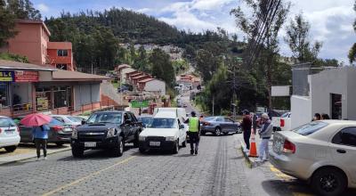 Autos hacen fila en el Centro de Revisión Vehicular Los Chillos, en Quito, el 29 de agosto de 2022.