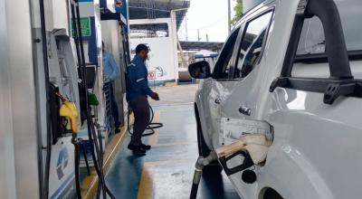 Venta de la gasolina Eco Plus 89 en una de las estaciones de servicio de Petroecuador.