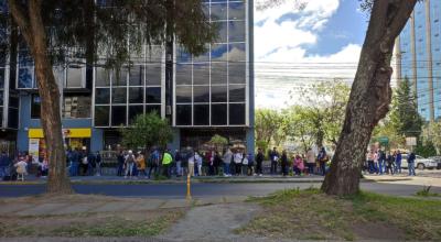 Ciudadanos venezolanos hacen fila fuera de su Embajada en Quito, para obtener sus documentos, el 30 de agosto de 2022.