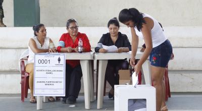 Una mujer deposita su voto, durante la repetición de las elecciones seccionales en Sansahuari, el 25 de agosto de 2019.