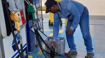 Personal de la Agencia de Control de la Energía (ARC) toma muestras para verificar la calidad de la nueva gasolina Eco Plus en estaciones de San Lorenzo y El Pailón, en Esmeraldas, el 23 de agosto de 2022.