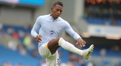 Pervis Estupiñán, jugador del Brighton, hace trabajos de calentamiento el 4 de septiembre de 2022. 