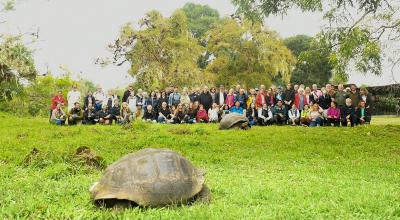 Foto grupal de los científicos que visitaron las islas Galápagos, el 6 de septiembre de 2022.
