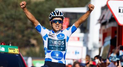 Richard Carapaz levanta sus brazos y festeja su triunfo en la Etapa 20 de la Vuelta, el 10 de septiembre de 2022.