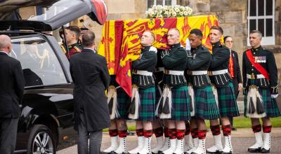 Miembros del Ejército inglés cargan el ataúd con los restos de la Reina Isabel II, a su llegada a Edimburgo, el 11 de septiembre de 2022. 