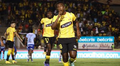 El delantero de Barcelona, Jhon Jairo Cifuente, festeja su gol ante Macará en Guayaquil, el 10 de septiembre de 2022.