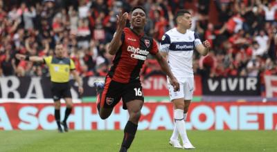 Djorkaeff Reasco festeja su gol con Newell's en la victoria ante Gimnasia, el 11 de septiembre de 2022.