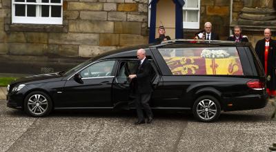 El vehículo que transporta el féretro de la reina Isabel II en Edimburgo, el 11 de septiembre de 2022.