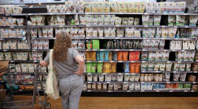 Una mujer hace compras en un supermercado en Estados Unidos, en junio de 2022.