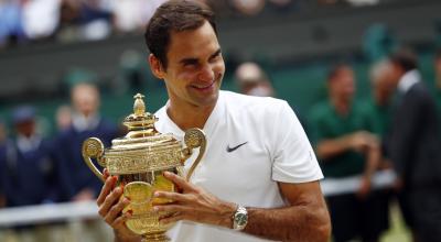 Roger Federer levanta el título de Wimbledon el 16 de julio de 2017.