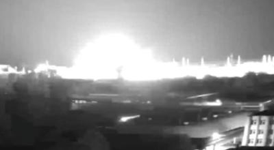 Momento de la explosión del ataque con misiles rusos en central nuclear Ucrania del Sur, cerca de la ciudad de Yuzhnoukrainsk, región de Mykolaiv, Ucrania, el 19 de septiembre de 2022.