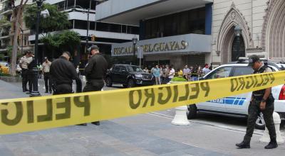 La Policía acordonó el lugar donde fue asesinado el fiscal Édgar Escobar, frente a la Fiscalía de Guayas, en el centro de Guayaquil, el 19 de septiembre de 2022.