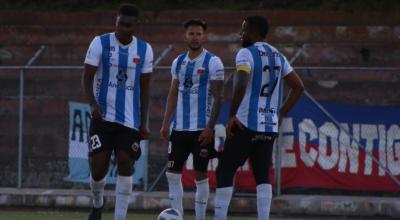 Los jugadores de Deportivo Quito conversan durante un partido por los playoffs del Ascenso Nacional, en Tulcán, el 17 de septiembre de 2022.