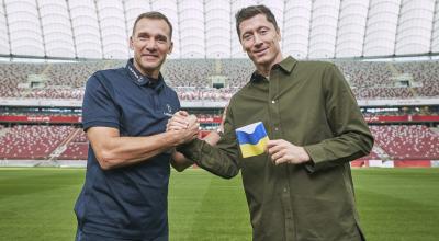 Robert Lewandowski (d), saluda con el ucraniano Andriy Shevchenko (i), en el estadio nacional de Varsovia, el martes 20 de septiembre de 2022.