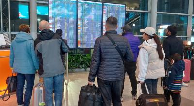 Varias personas comprueban el estado de sus vuelos en las pantallas del aeropuerto de Domodédovo en Moscú, Rusia. Los rusos que buscaban billetes de avión para salir del país hacia Estambul, Ereván o Bakú, el 21 de septiembre de 2022.