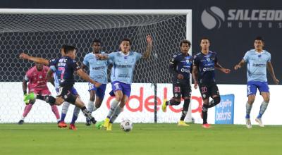 Fernando Gaibor, de Independiente del Valle, antes de patear un tiro libre en el partido por la Fecha 12 de la LigaPro, ante Macará.