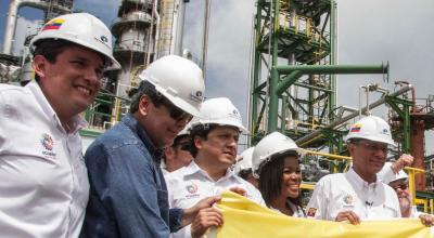Álex Bravo (primero desde la izquierda) durante la inauguración de la repotenciación de la refinería de Esmeraldas, el 17 de diciembre de 2015.
