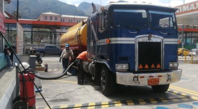 Un tanquero descarga gasolina en una estación  de servicio del norte de Quito, el 23 de septiembre de 2022.