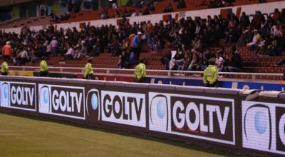 Imagen de una valla publicitaria de GolTV en el estadio Rodrigo Paz Delgado, en Quito.