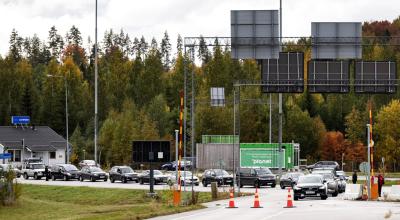 Los vehículos hacen cola para cruzar desde Rusia en el cruce fronterizo en Nuijamaa, Karelia del Sur, Finlandia, el 24 de septiembre de 2022.