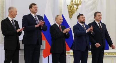 El presidente ruso Vladimir Putin (centro) con los jefes de los cuatro territorios ucranianos, durante la firma de los tratados de adhesión de sus territorios a Rusia, en el Palacio del Kremlin, en Moscú, Rusia, el 30 de septiembre de 2022.