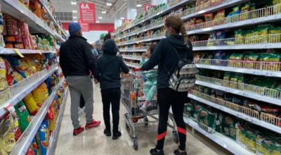 Una familia en un supermercado en el norte de Quito, en septiembre de 2022.