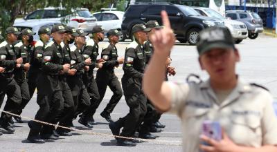 Cadetes de la Escuela Superior de Policía trotan en los patios de la dependencia, el 26 de septiembre de 2022.