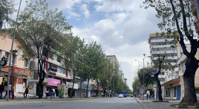 En las mañanas, las personas caminan con tranquilidad. Hay varios locales y restaurantes. 