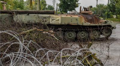 Un vehículo blindado de transporte de personal ruso destruido en Vovchansk, en la región de Kharkiv, noreste de Ucrania, el 18 de septiembre de 2022.