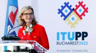 Doreen Bogdan-Martin durante su discurso, tras ser elegida secretaria de la UIT, el 29 de septiembre de 2022. 