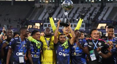 Los jugadores de IDV levantan el título de la Copa Sudamericana 2022, el sábado 1 de octubre.