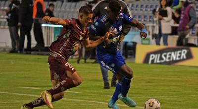 Alejandro Cabeza, de Emelec, intenta controlar una pelota en el partido ante Mushuc Runa, en Ambato, el 1 de octubre de 2022.