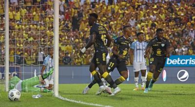 Los jugadores de Barcelona celebran un gol ante Guayaquil City en Milagro, el 2 de octubre de 2022.