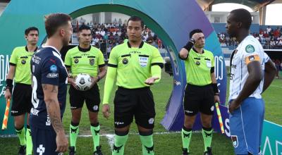 La terna arbitral, comandada por Marlon Vera, habla con los capitanes de Liga de Quito y 9 de Octubre antes del partido de la Fecha 12 de la LigaPro, el 1 de octubre de 2022.