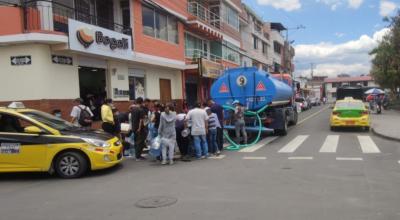 Personas toman agua de un tanquero en la parroquia de Guayllabamba, el 1 de octubre de 2022.