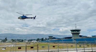 Imagen referencial. Un helicóptero de la Policía Nacional sobrevuela el Centro de Rehabilitación Social de Cotopaxi, el 4 de octubre de 2022.