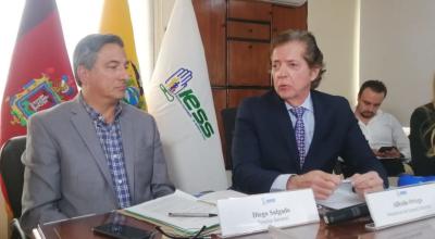 Alfredo Ortega, presidente del Consejo Directivo del IESS (der.), y Diego Salgado, director del IESS, el 4 de octubre de 2022.