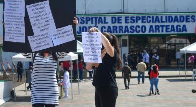 En las afueras del Hospital José Carrasco Arteaga de Cuenca se realizó un plantón para reclamar, por la falta de medicinas, el 1 de diciembre de 2022. 