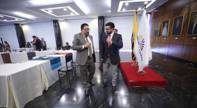 El presidente de la Asamblea, Virgilio Saquicela, y el secretario jurídico de la Presidencia, Fabián Pozo, conversan tras la entrega del anteproyecto de Ley de Inversiones, este 5 de octubre de 2022.