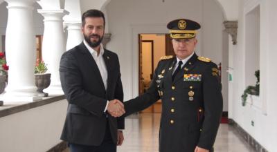 El ministro de Finanzas, Pablo Arosemena y el director del ISSFA, Coronel Frank Landázuri, el 6 de octubre de 2022.