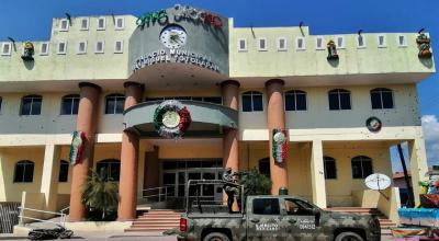 El Ejército Mexicano resguarda la zona donde se perpetró un ataque armando al Palacio Municipal de San Miguel Totolapan, Guerrero (México), el 5 de octubre de 2022.
