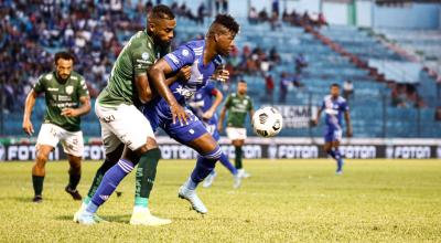 Jugadores de Emelec y Orense disputan una pelota en el partido por la Fecha 13 de la segunda etapa de la LigaPro, el 9 de octubre de 2022.