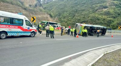 Policías atienden un accidente en el cantón Bolívar, provincia del Carchi, el 8 de octubre de 2022.