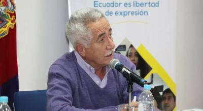 Leonardo Laso durante una rueda de prensa sobre los atentados a dos medios de comunicación de Guayaquil, el 7 de octubre de 2022.